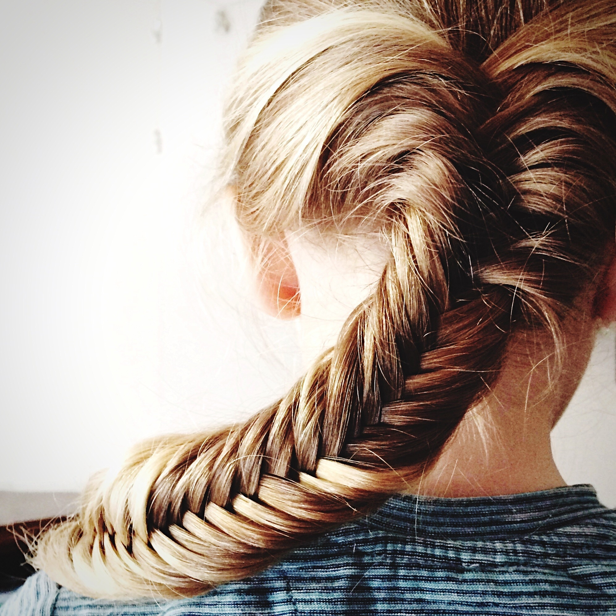 La tresse épi de blé adaptée aux cheveux longs.